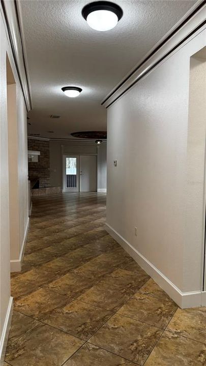 合同活跃: $2,500 (4 贝兹, 2 浴室, 1978 平方英尺)