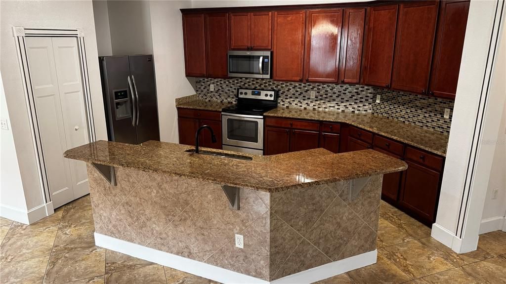 合同活跃: $2,500 (4 贝兹, 2 浴室, 1978 平方英尺)