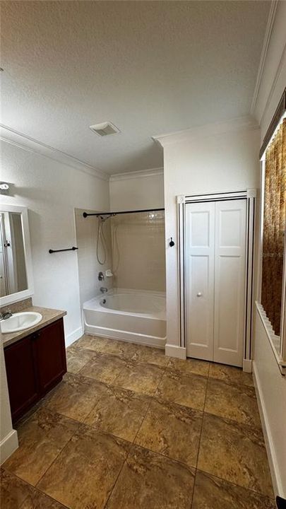 合同活跃: $2,500 (4 贝兹, 2 浴室, 1978 平方英尺)