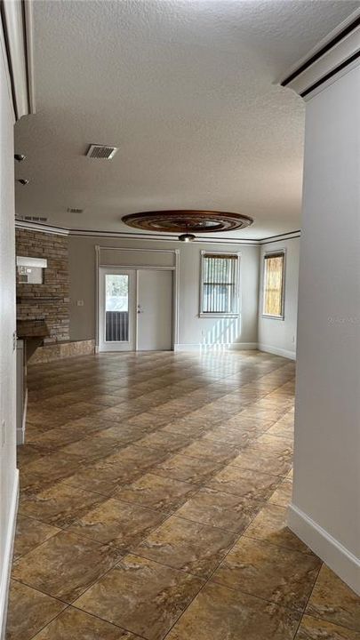 合同活跃: $2,500 (4 贝兹, 2 浴室, 1978 平方英尺)