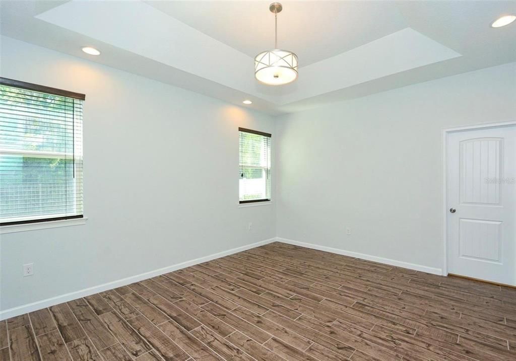 Под контрактом: $559,000 (4 спален, 3 ванн, 2460 Квадратных фут)