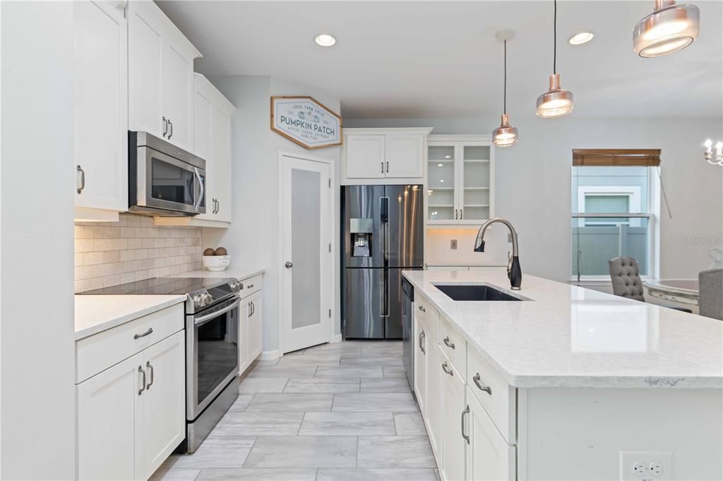 Под контрактом: $559,000 (4 спален, 3 ванн, 2460 Квадратных фут)