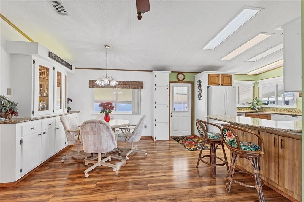 For Sale: $195,000 (2 beds, 2 baths, 1144 Square Feet)