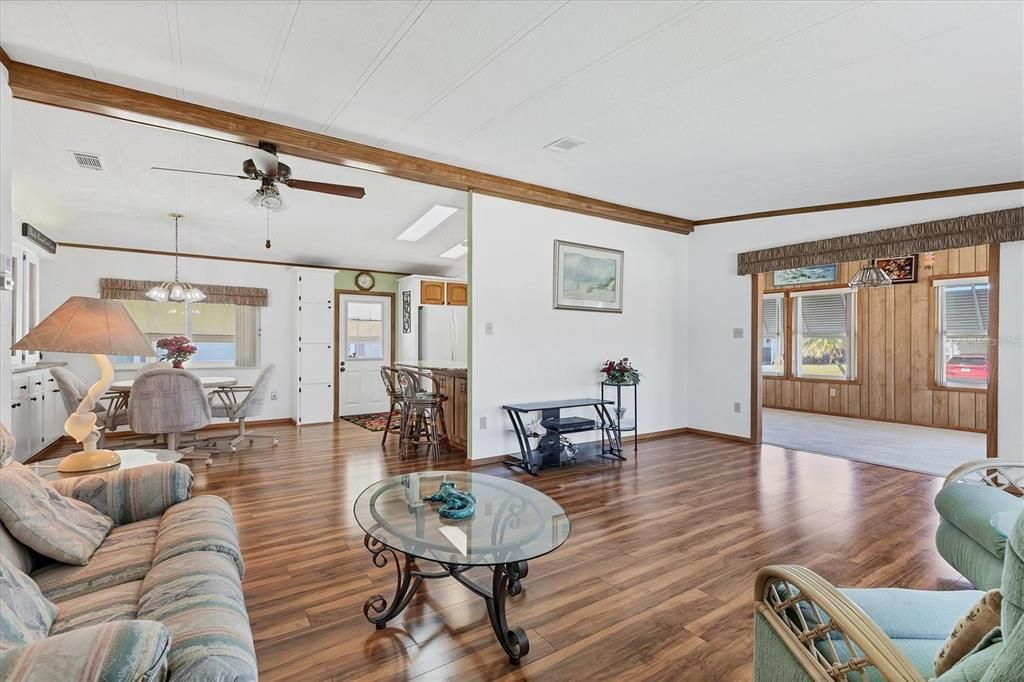 For Sale: $195,000 (2 beds, 2 baths, 1144 Square Feet)