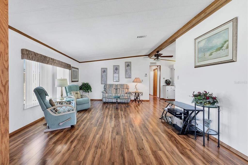 For Sale: $195,000 (2 beds, 2 baths, 1144 Square Feet)