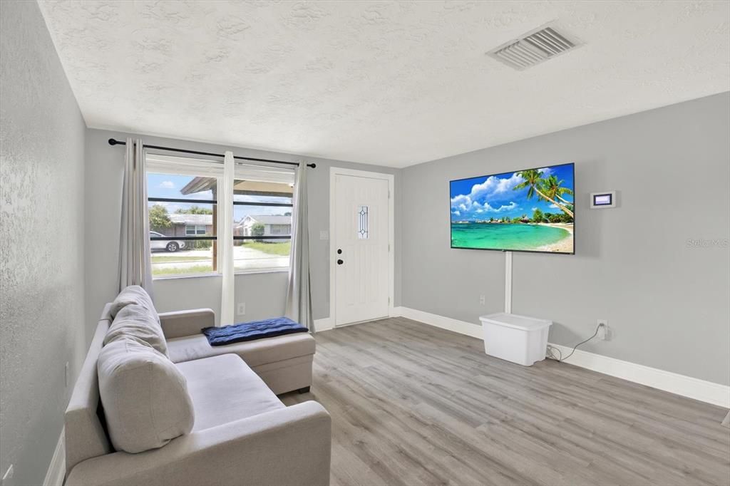 For Rent: $1,725 (2 beds, 1 baths, 936 Square Feet)