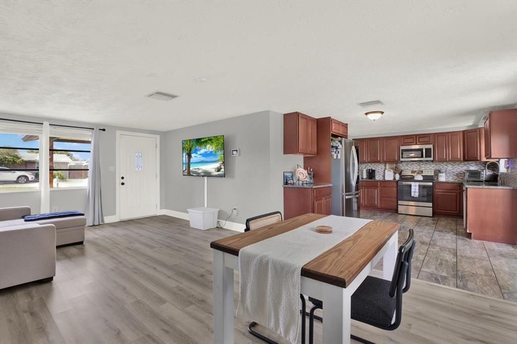 For Rent: $1,725 (2 beds, 1 baths, 936 Square Feet)