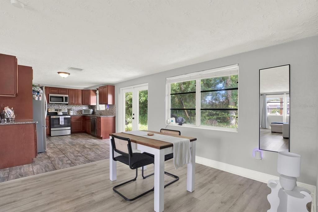 For Rent: $1,725 (2 beds, 1 baths, 936 Square Feet)