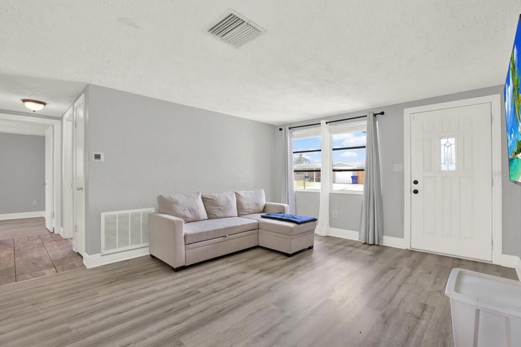 For Rent: $1,725 (2 beds, 1 baths, 936 Square Feet)