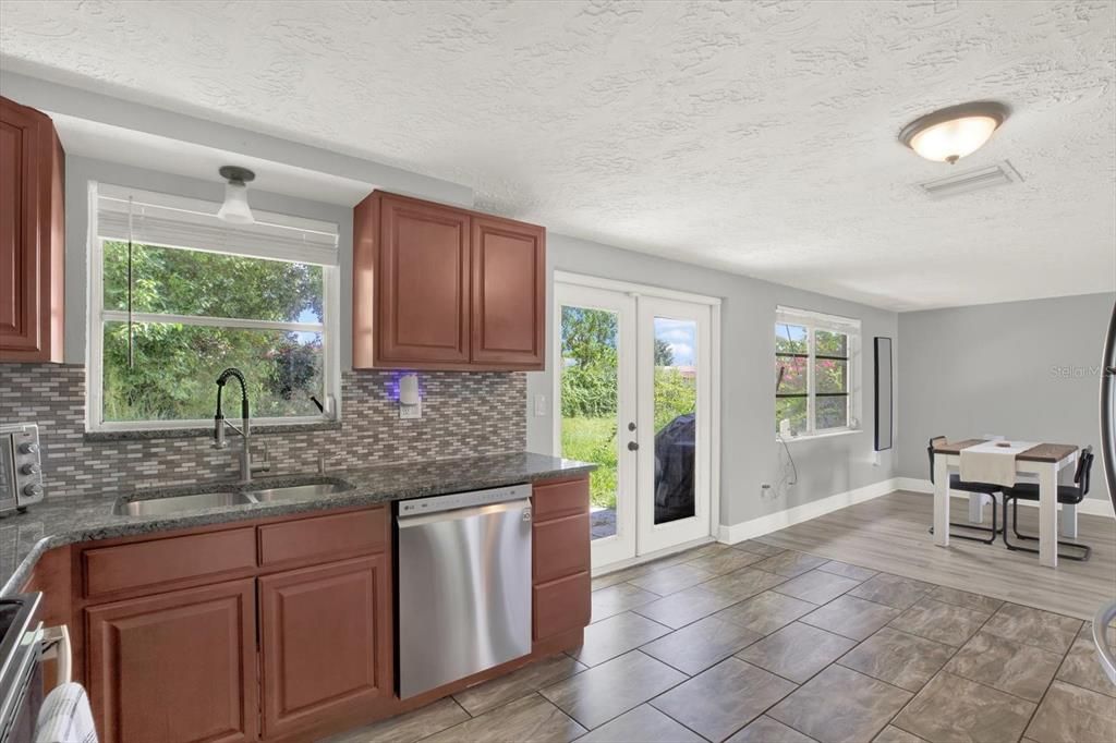 For Rent: $1,725 (2 beds, 1 baths, 936 Square Feet)