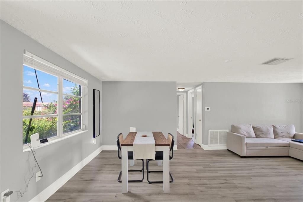 For Rent: $1,725 (2 beds, 1 baths, 936 Square Feet)