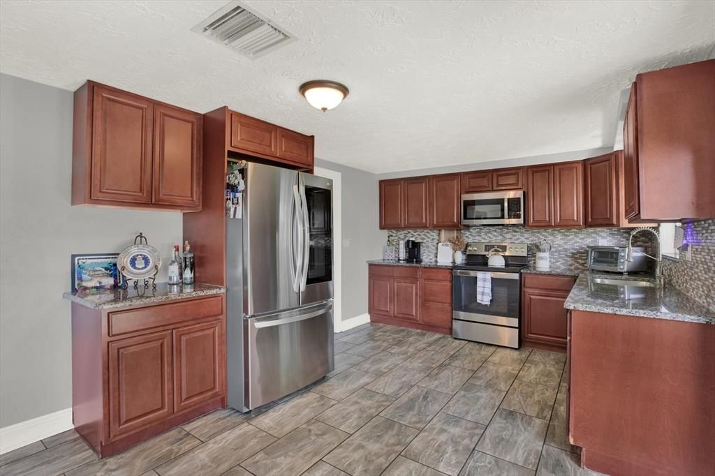 For Rent: $1,725 (2 beds, 1 baths, 936 Square Feet)