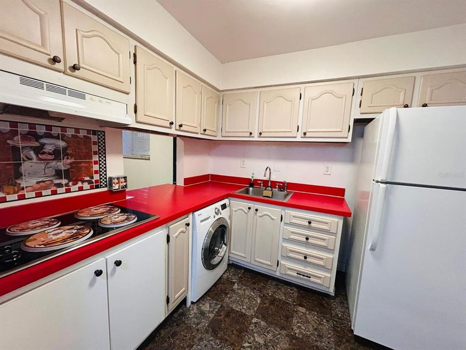 For Sale: $98,000 (1 beds, 1 baths, 672 Square Feet)