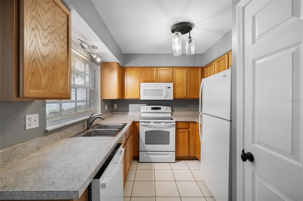 For Sale: $165,000 (2 beds, 1 baths, 1051 Square Feet)