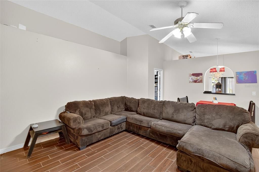 待售: $285,000 (3 贝兹, 2 浴室, 1292 平方英尺)