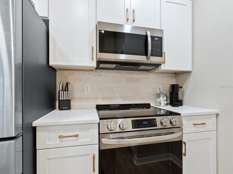 Active With Contract: $224,900 (1 beds, 1 baths, 843 Square Feet)