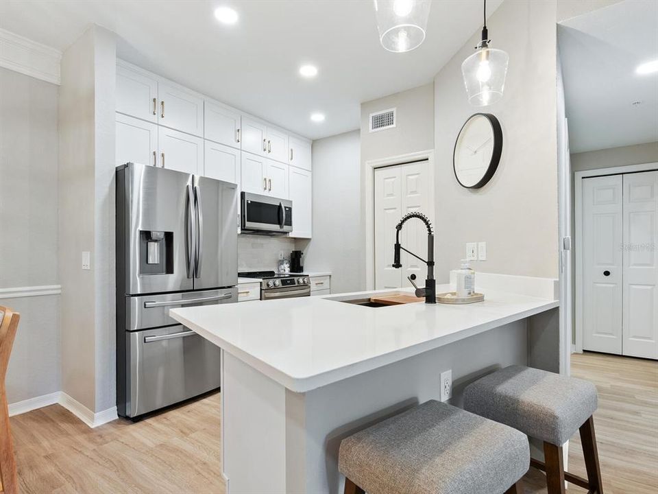 Active With Contract: $224,900 (1 beds, 1 baths, 843 Square Feet)