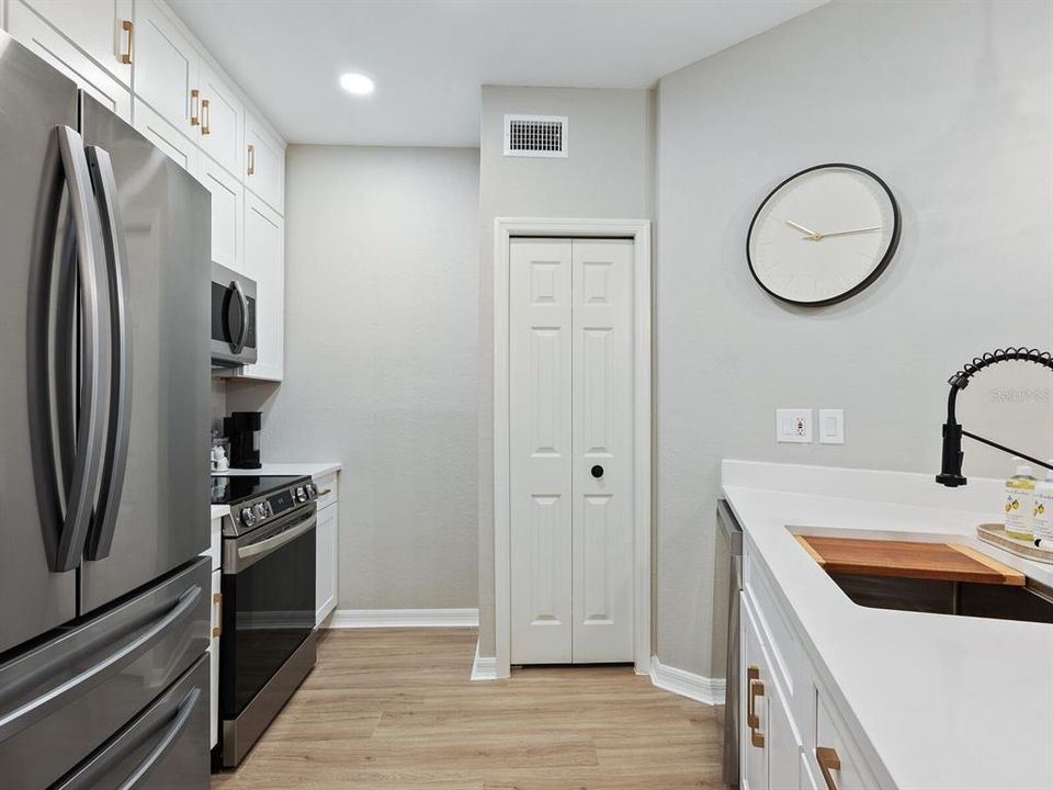 Active With Contract: $224,900 (1 beds, 1 baths, 843 Square Feet)