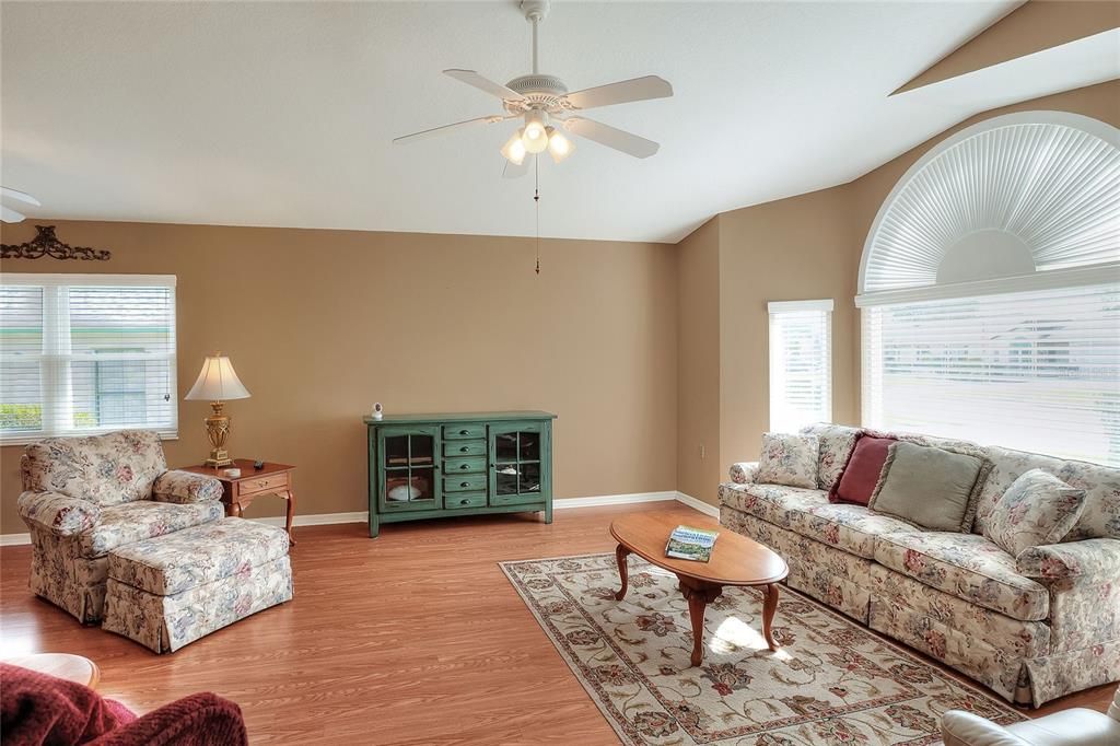 合同活跃: $274,000 (2 贝兹, 2 浴室, 1436 平方英尺)