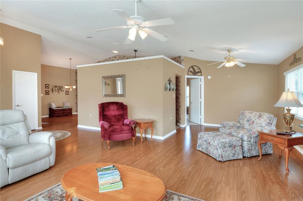 合同活跃: $274,000 (2 贝兹, 2 浴室, 1436 平方英尺)