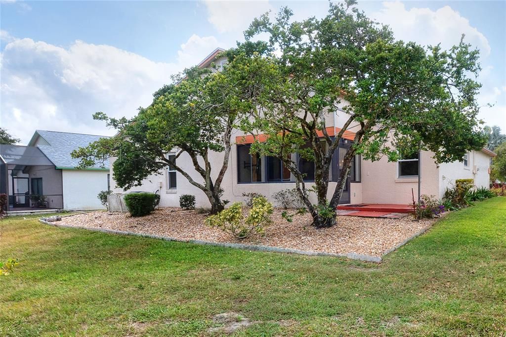 合同活跃: $274,000 (2 贝兹, 2 浴室, 1436 平方英尺)