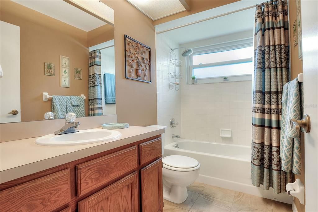 合同活跃: $274,000 (2 贝兹, 2 浴室, 1436 平方英尺)