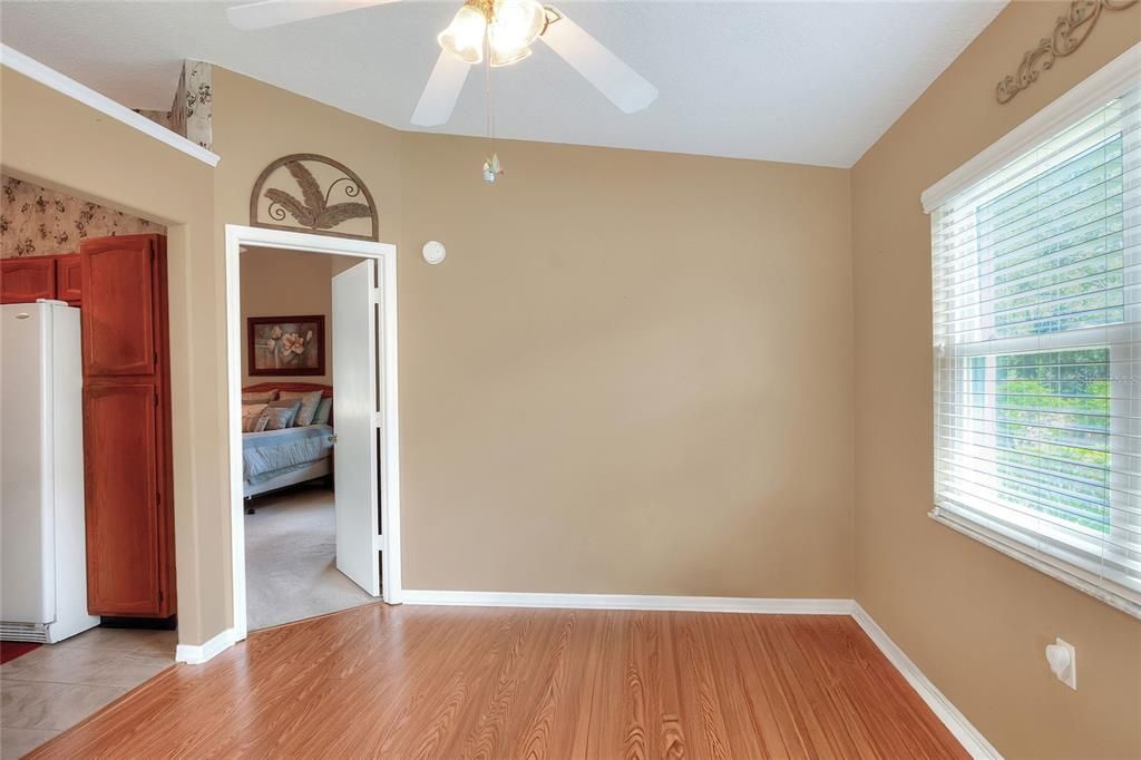 合同活跃: $274,000 (2 贝兹, 2 浴室, 1436 平方英尺)