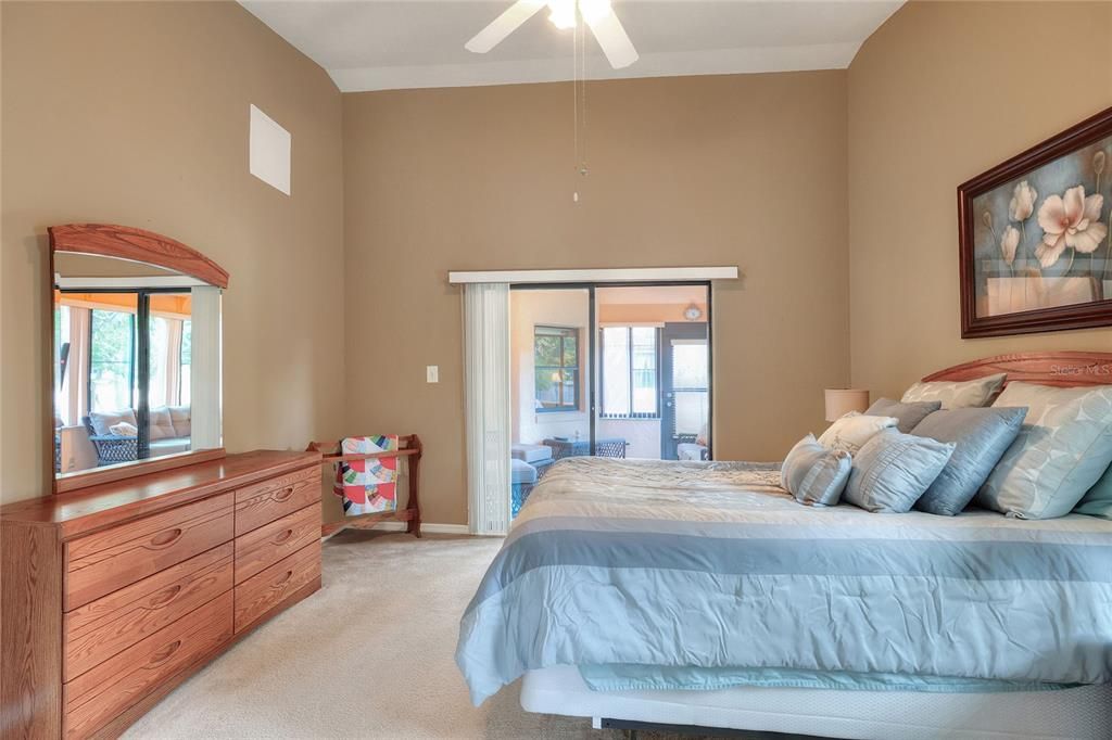 合同活跃: $274,000 (2 贝兹, 2 浴室, 1436 平方英尺)