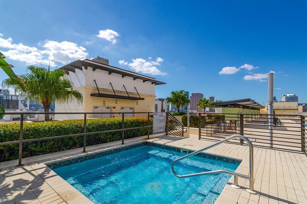 Activo con contrato: $649,999 (2 camas, 2 baños, 1634 Pies cuadrados)