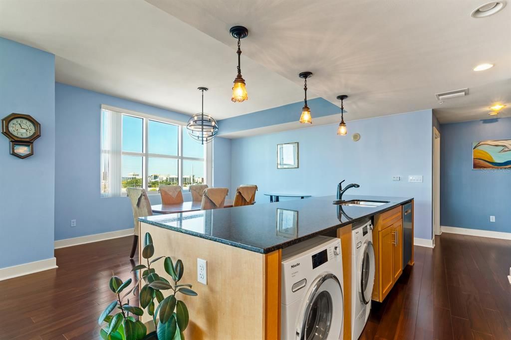 Activo con contrato: $649,999 (2 camas, 2 baños, 1634 Pies cuadrados)