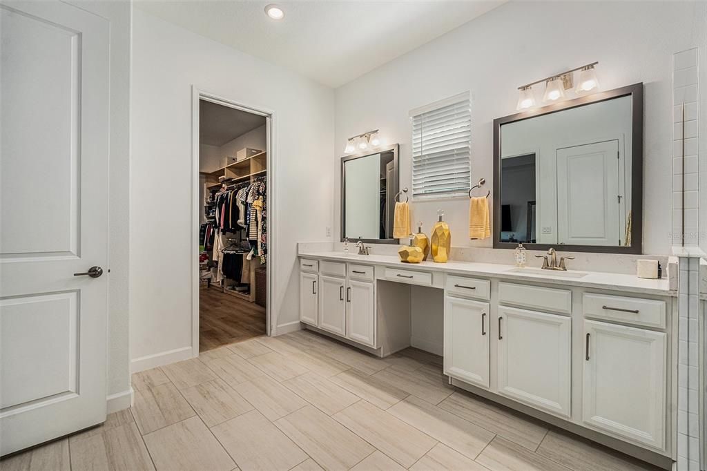 En Venta: $575,000 (3 camas, 3 baños, 2776 Pies cuadrados)