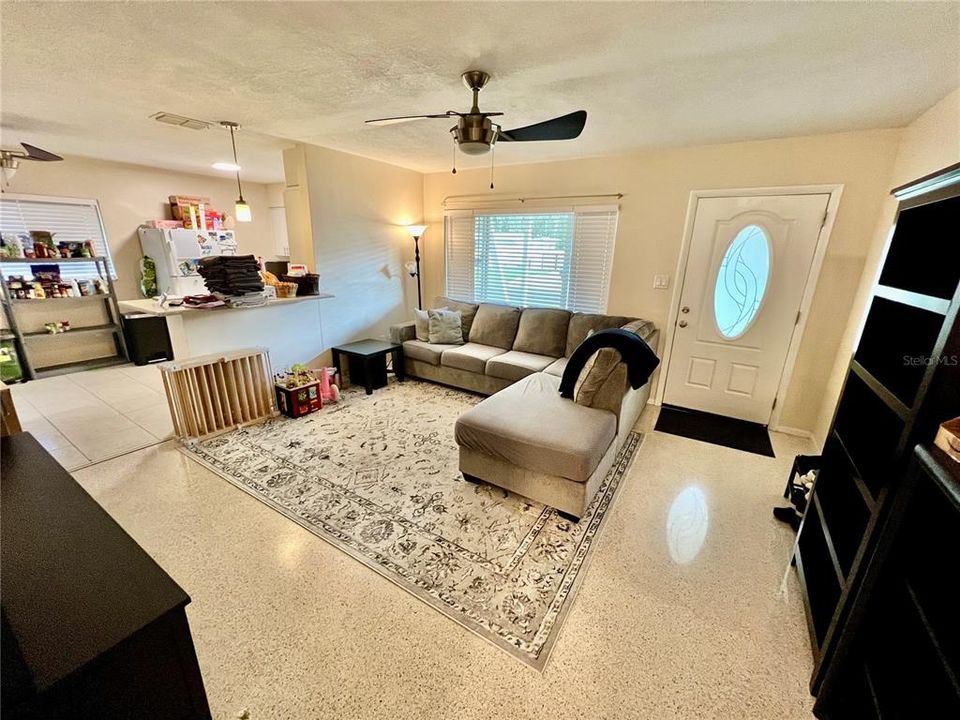 For Sale: $369,900 (2 beds, 1 baths, 983 Square Feet)