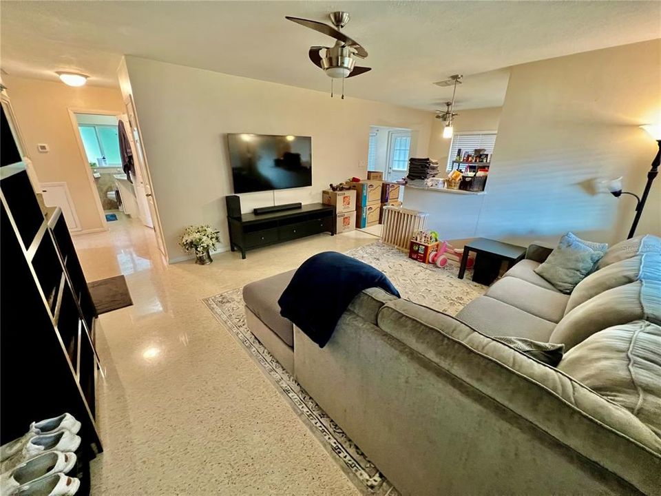 For Sale: $369,900 (2 beds, 1 baths, 983 Square Feet)