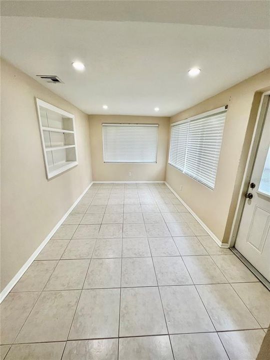 For Sale: $369,900 (2 beds, 1 baths, 983 Square Feet)