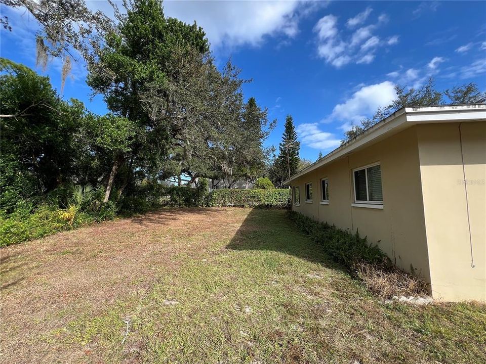 For Sale: $369,900 (2 beds, 1 baths, 983 Square Feet)