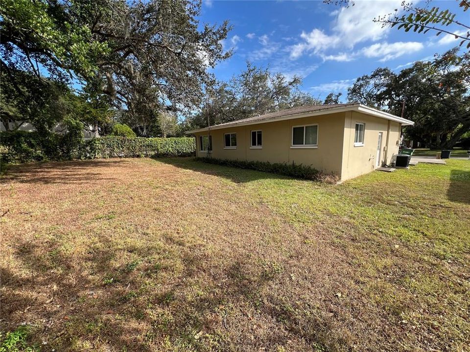 For Sale: $369,900 (2 beds, 1 baths, 983 Square Feet)