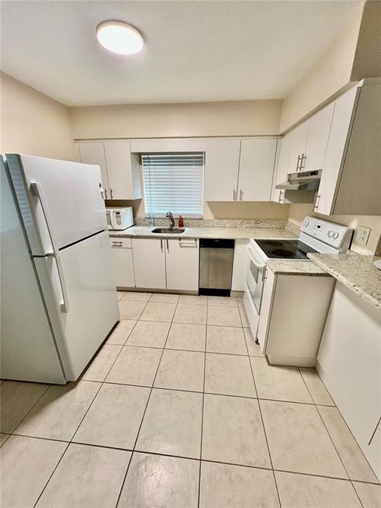 For Sale: $369,900 (2 beds, 1 baths, 983 Square Feet)