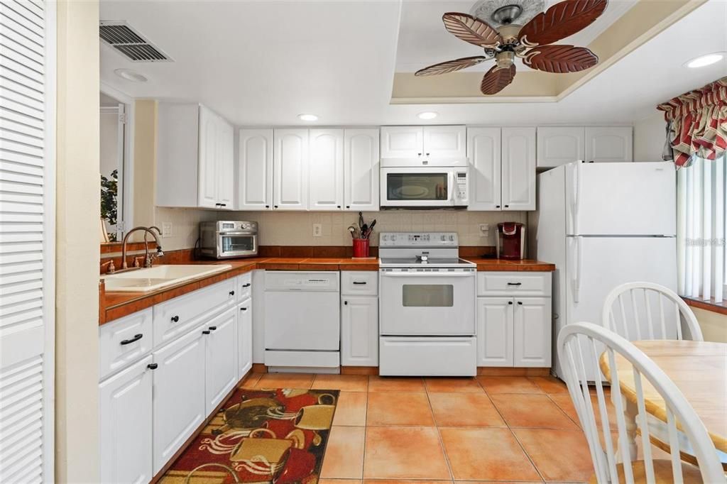 For Sale: $227,000 (2 beds, 2 baths, 1150 Square Feet)