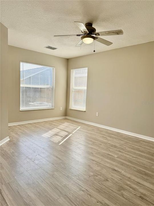 合同活跃: $2,150 (4 贝兹, 2 浴室, 1418 平方英尺)