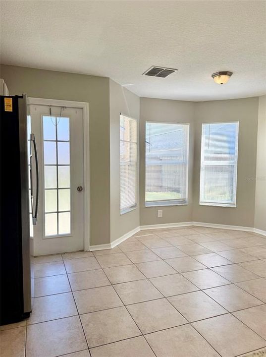 合同活跃: $2,150 (4 贝兹, 2 浴室, 1418 平方英尺)