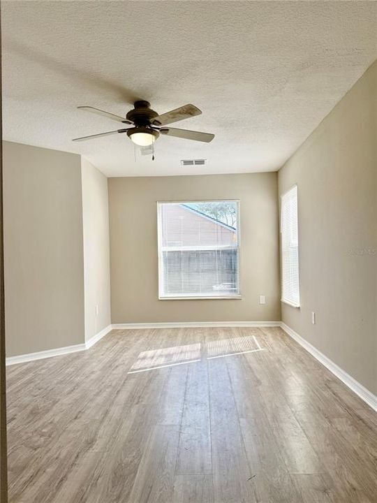 合同活跃: $2,150 (4 贝兹, 2 浴室, 1418 平方英尺)