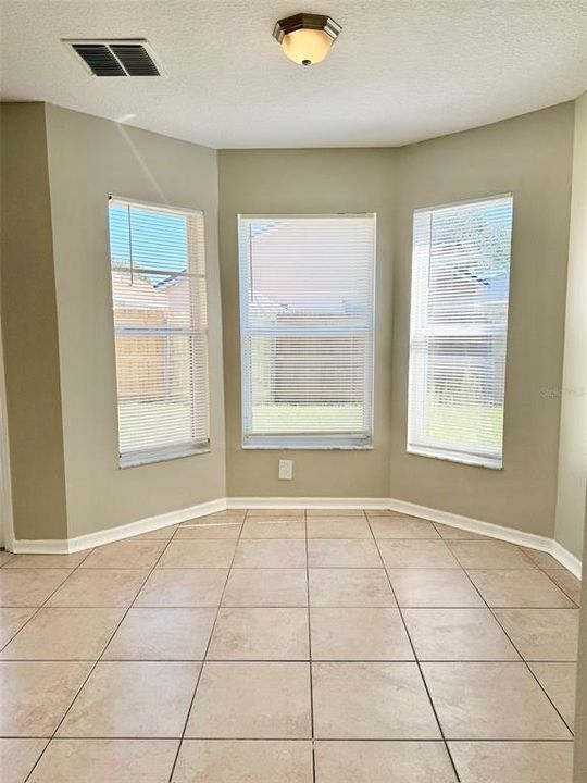 合同活跃: $2,150 (4 贝兹, 2 浴室, 1418 平方英尺)