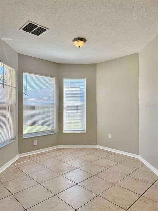 合同活跃: $2,150 (4 贝兹, 2 浴室, 1418 平方英尺)