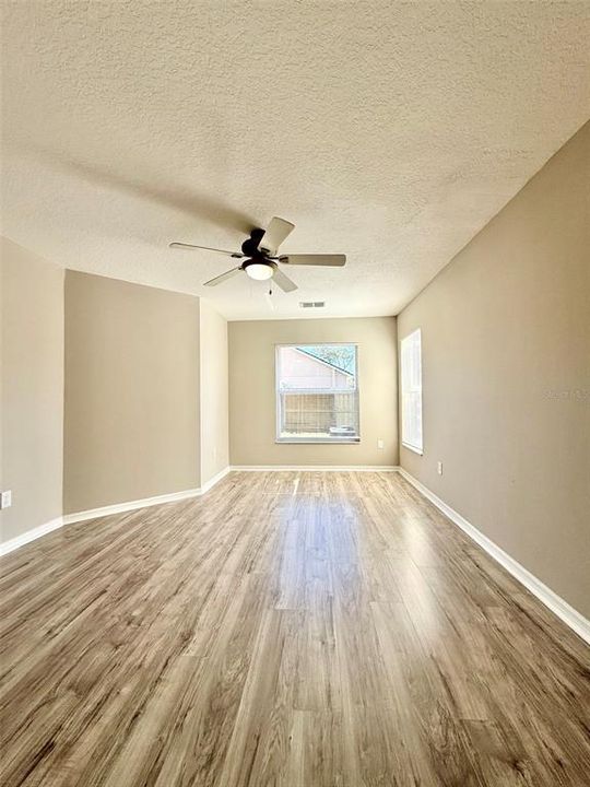 合同活跃: $2,150 (4 贝兹, 2 浴室, 1418 平方英尺)