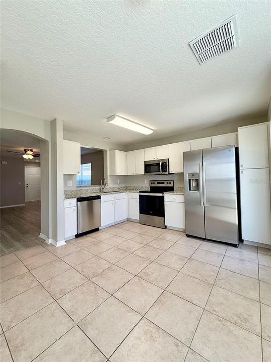 合同活跃: $2,150 (4 贝兹, 2 浴室, 1418 平方英尺)