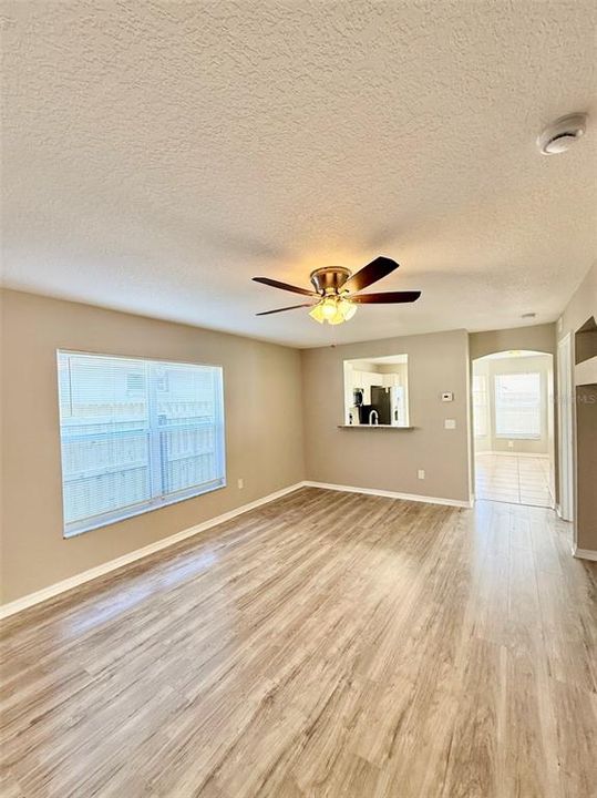 合同活跃: $2,150 (4 贝兹, 2 浴室, 1418 平方英尺)