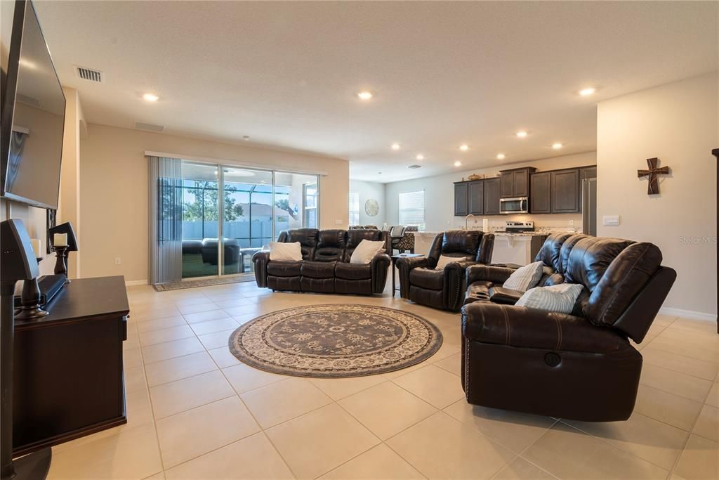 For Sale: $650,000 (4 beds, 3 baths, 2550 Square Feet)