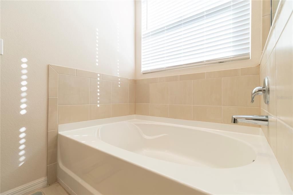 For Sale: $650,000 (4 beds, 3 baths, 2550 Square Feet)