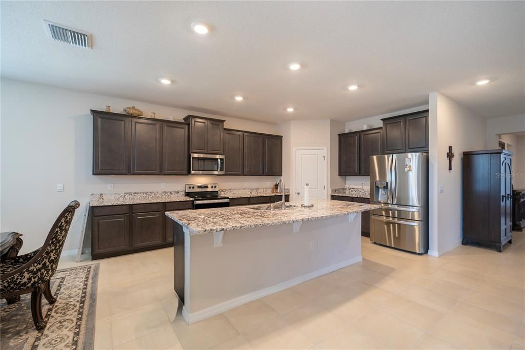 For Sale: $650,000 (4 beds, 3 baths, 2550 Square Feet)