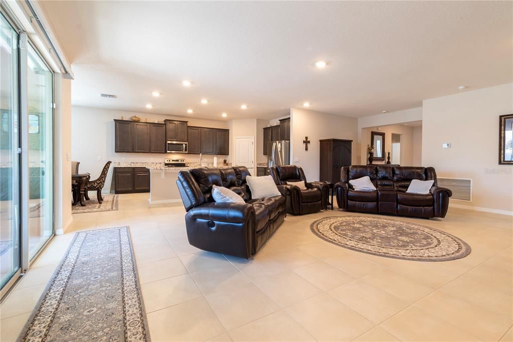 For Sale: $650,000 (4 beds, 3 baths, 2550 Square Feet)